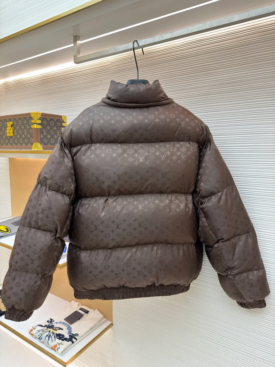 LOUIS VUITTON SKI ski series printed down jacket ●Original version: 35000 purchased and developed ●Item number: 1682303-C75 ●Fabric: white goose down fabric ●Technology: mechanical down filling ●Color: brown ●Version: fitted version ●Weight: about 1750 grams ●Size: 48-50-52-54 ●Description: This LV dark pattern down jacket is made of customized jacquard fabric technology: the body is made of high-gloss nylon material, and the whole body is embossed with Monogram dark pattern. The seamless fusion of pattern and fabric is achieved through fine heat pressing technology, which has both texture and recognition. It adopts zoned down-filling quilting technology, and divides the down-filling areas according to ergonomics to ensure warmth. At the same time, it avoids bloat; the hooded design is equipped with an adjustable drawstring (with leather trim), and the double-button closure on the collar enhances windproofness. The pockets are three-dimensional patch pockets + hidden snap button structure. The cuffs and hem are edged with elastic ribs. The metal snap buttons in the details echo the brand logo. The overall body is adapted to a variety of body shapes through 3D three-dimensional tailoring, taking into account functionality and luxury. The overall wiring is straight and delicate, the fabric is comfortable and soft, and the color is consistent without color difference. It can be matched with the same style to create a fashionable look and control various occasions. Customized accessories, complete with three standards, same style for men and women!